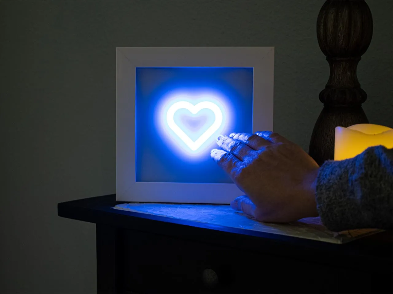 When you tap a LoveLight each connected LoveLight will light up.