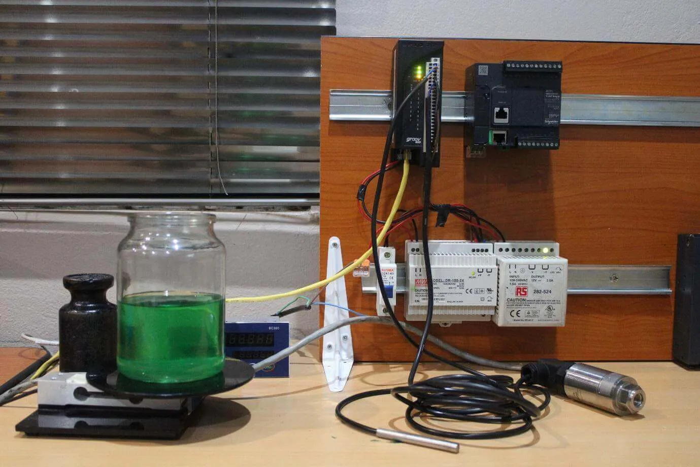 Hardware Setup Simulating a Minimalistic Smart Factory